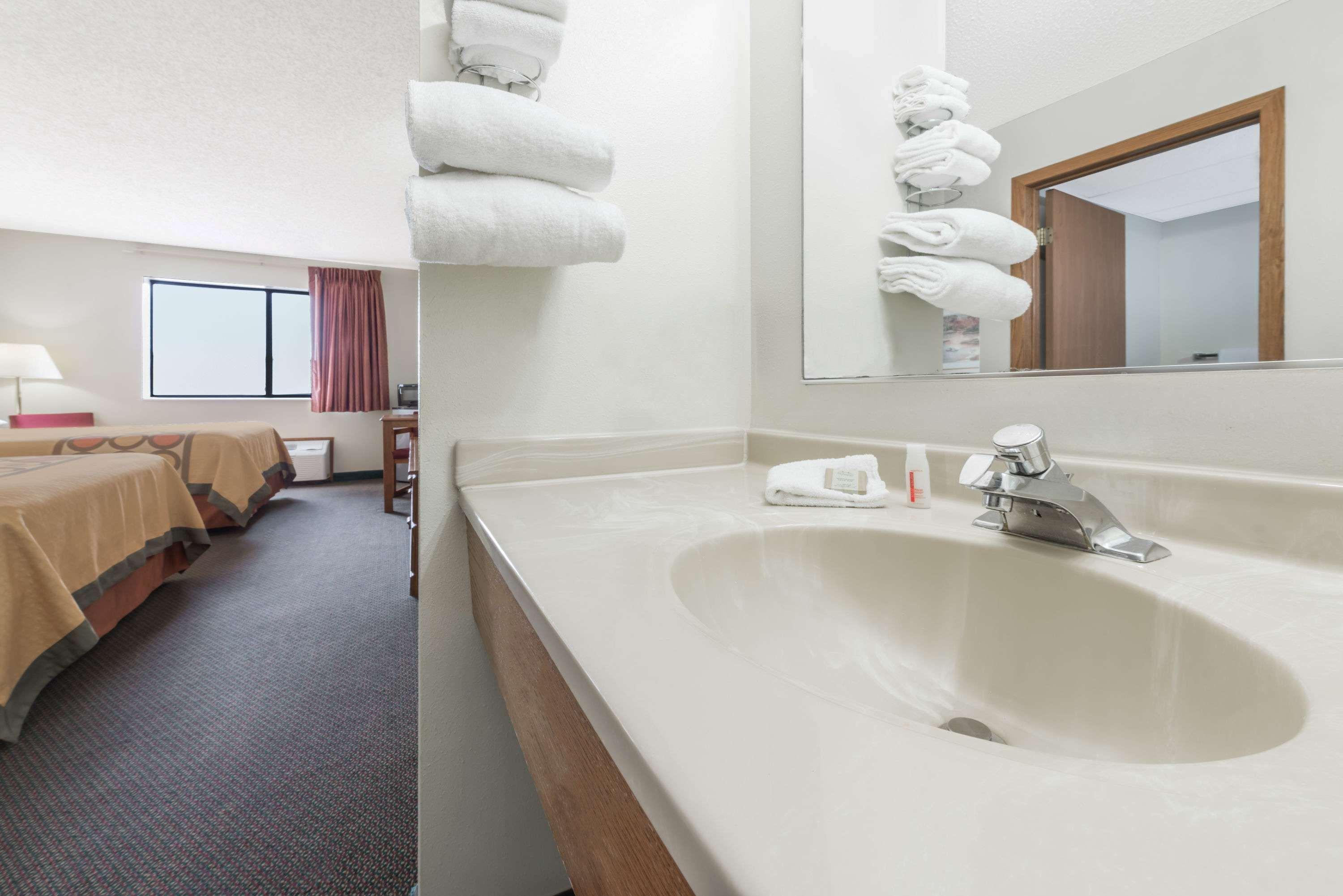 Super 8 By Wyndham Smithville Lake Екстериор снимка