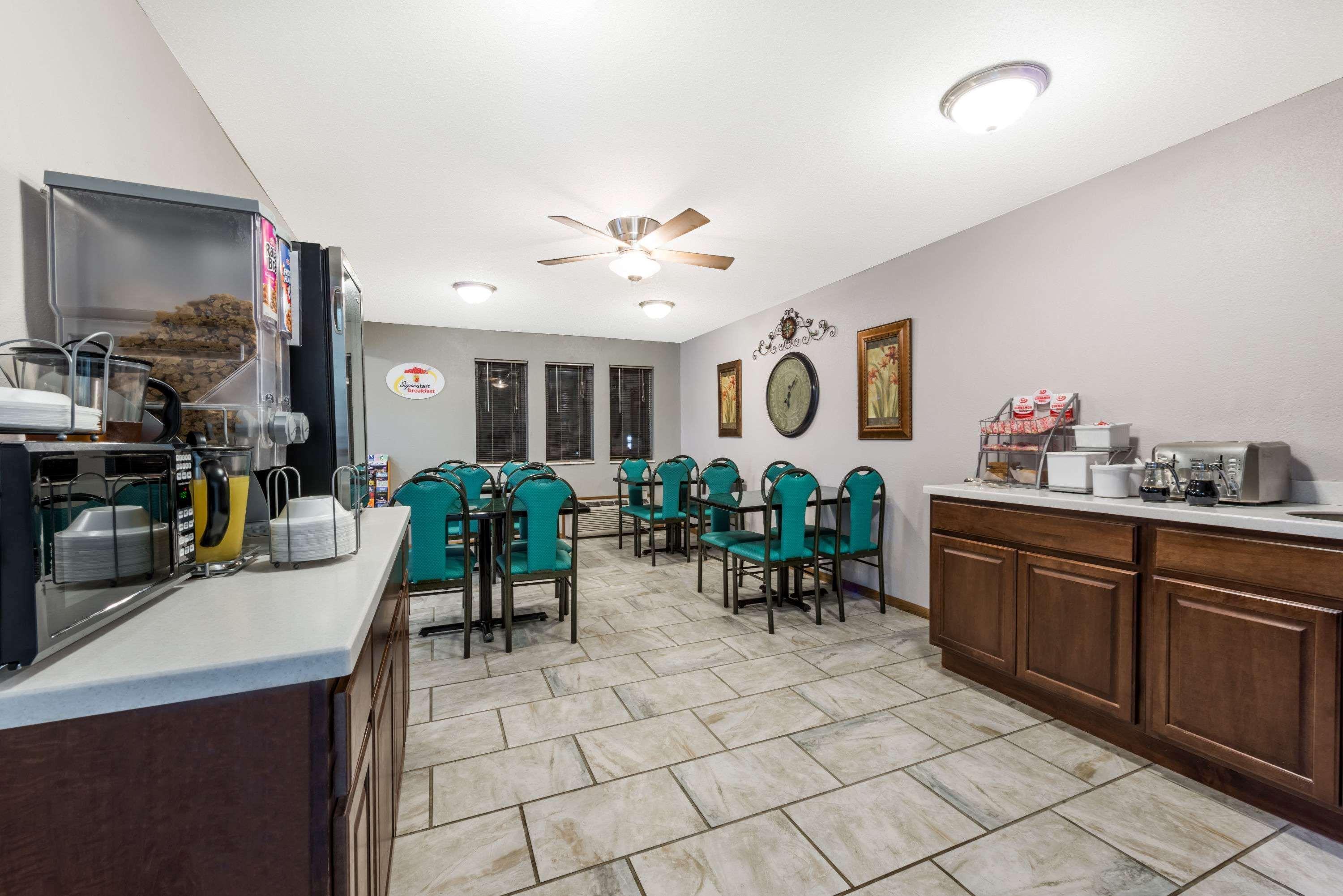 Super 8 By Wyndham Smithville Lake Екстериор снимка