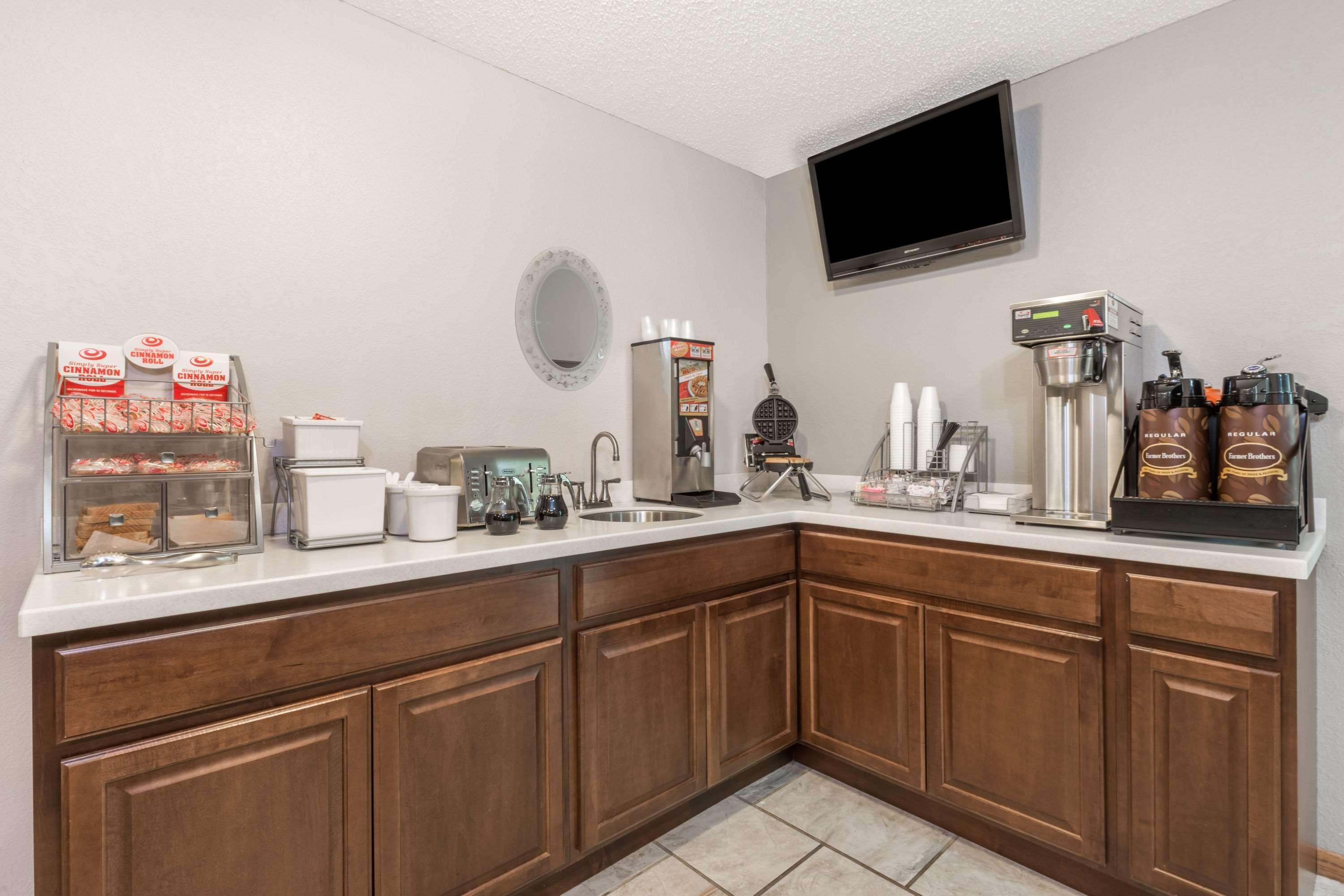 Super 8 By Wyndham Smithville Lake Екстериор снимка