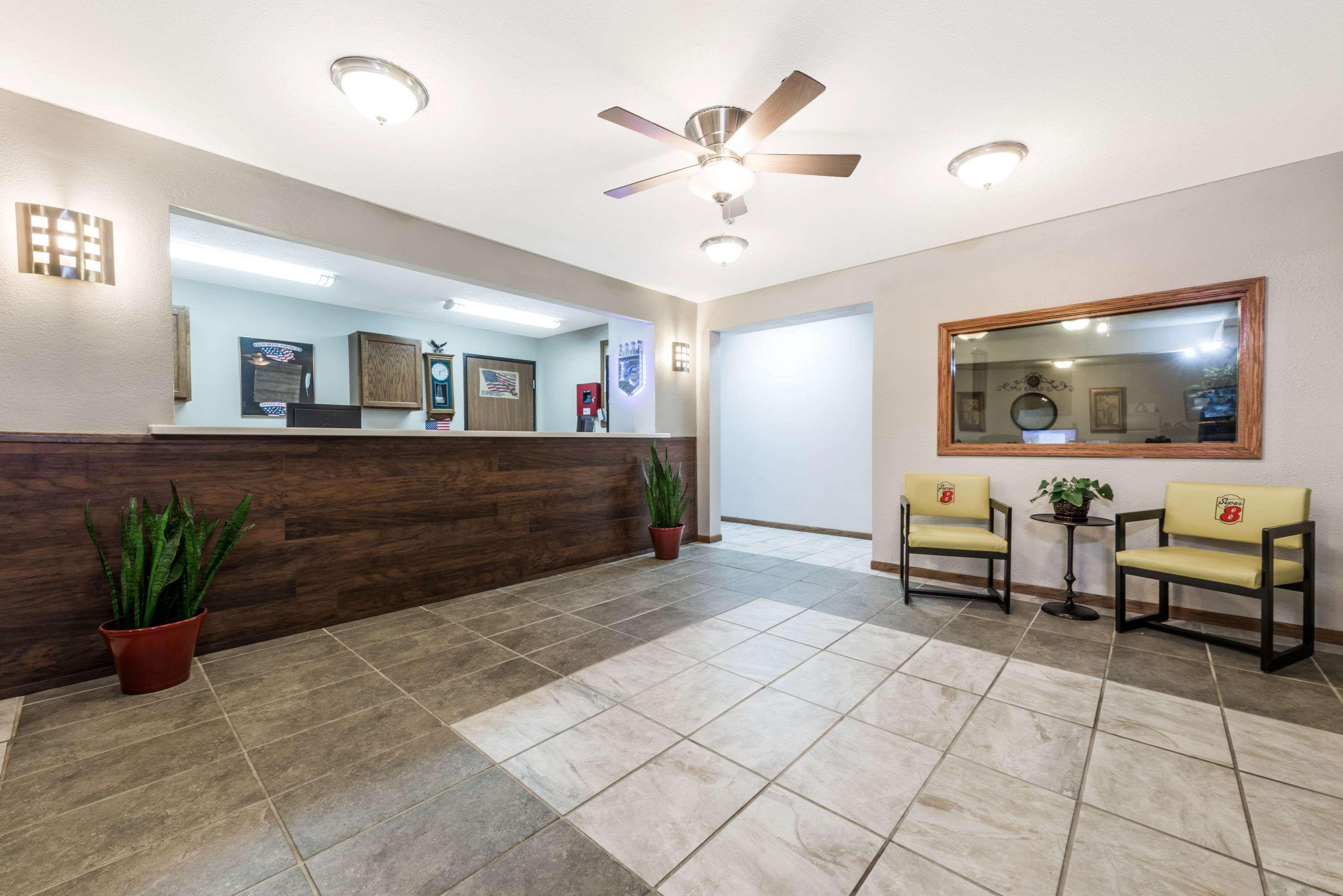 Super 8 By Wyndham Smithville Lake Екстериор снимка